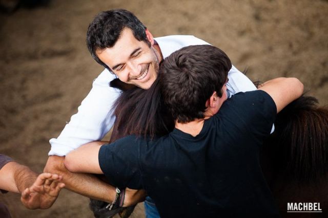 Contento por el trabajo Contento por el trabajo Rapa das Bestas 2012 Sabucedo Galicia España 640x426 A Rapa das Bestas, peluquería de caballos en Sabucedo, Galicia