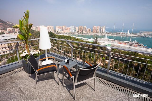 Terraza hotel AC Málaga Palacio Terraza hotel AC Málaga Palacio AC Hotel Málaga Palacio en Málaga Andalucía España 640x426 AC Hotel Málaga Palacio, comodidad en pleno centro