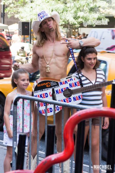 Cowboys desnudos en Times Square, New York, Estados Unidos