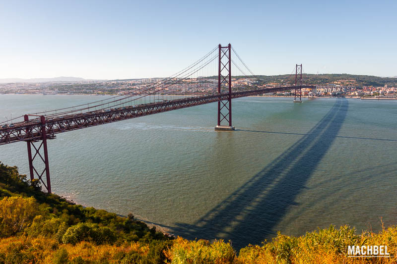 Puentes de Lisboa: 25 de Abril y Vasco Da Gama. Portugal