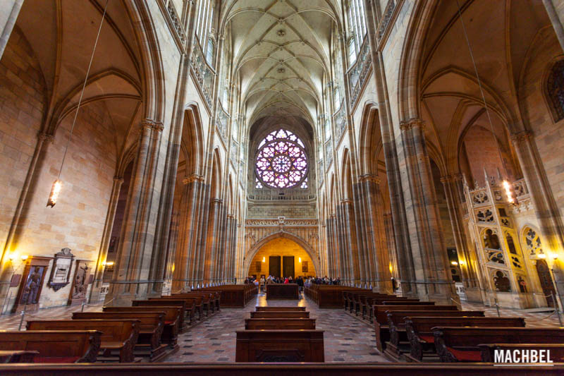 https://machbel.com/fotos/2011/01/Interior-de-la-Catedral-de-San-Vito-Visita-a-la-Catedral-de-Praga-Rep%C3%BAblica-Checa-2.jpg