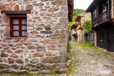 Visita al pueblo de Bárcena Mayor, Cantabria, España
