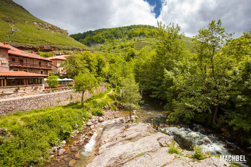 Visita al pueblo de Bárcena Mayor, Cantabria, España