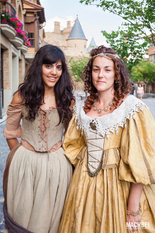 Mujeres vestidas con ropajes medievales en Olite