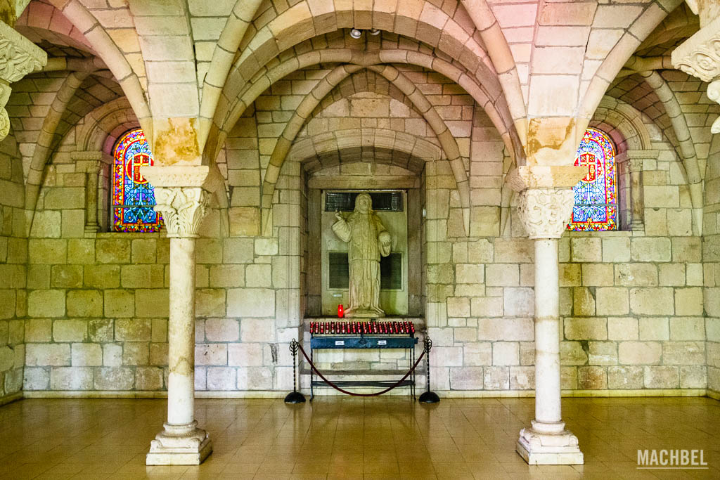 Altar en la Iglesia de St. Bernard de Clairvaux