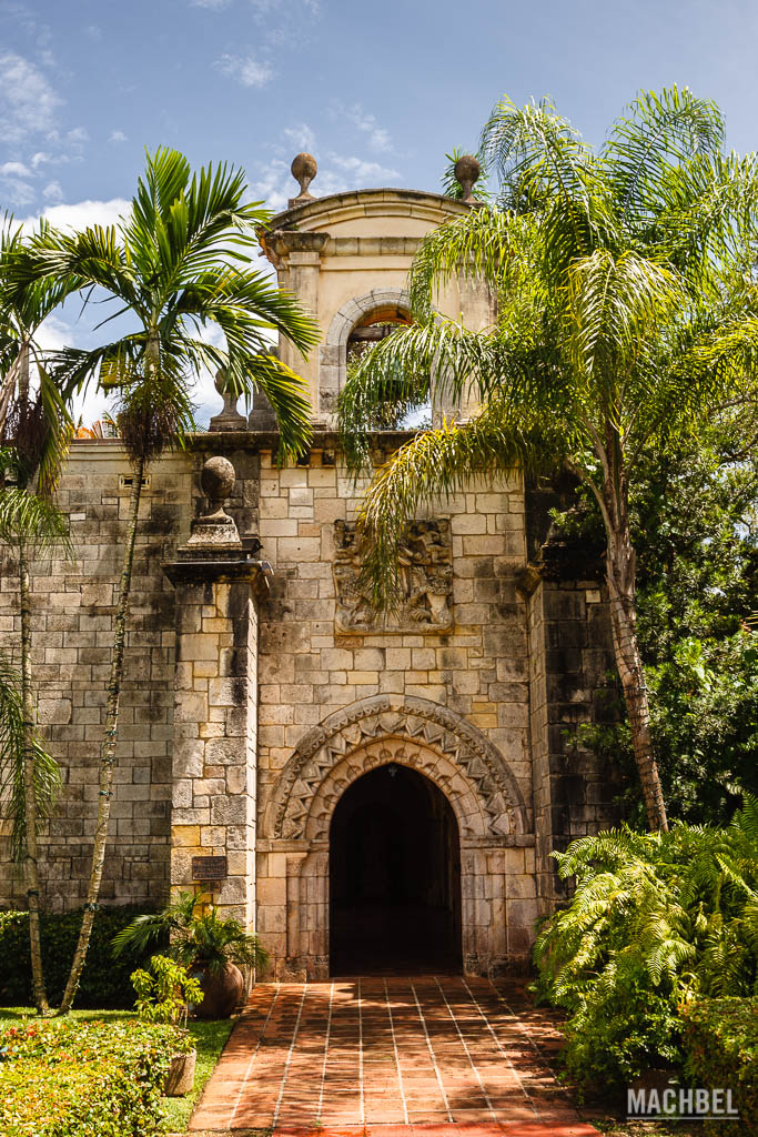 Puerta de la iglesia del monasterio Español