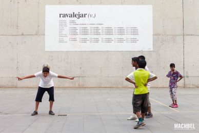 Recorrido por las ramblas y el raval de Barcelona. Cataluña, España