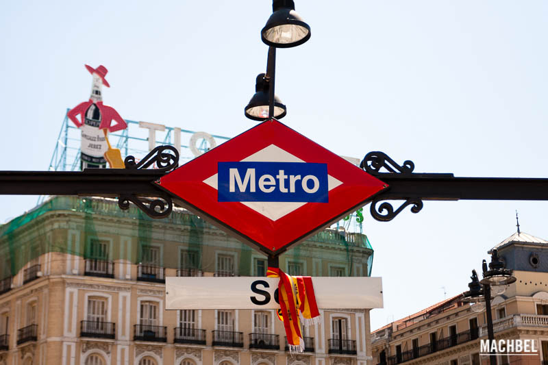 Instantáneas de gente en la Puerta del Sol de Madrid, España
