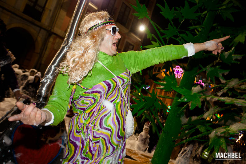 Carnaval en Avilés, fiesta de la espuma en el Descenso de Galiana, Asturias