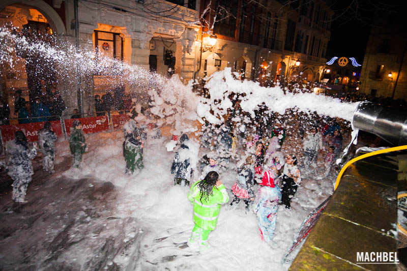 Carnaval en Avilés, fiesta de la espuma en el Descenso de Galiana, Asturias