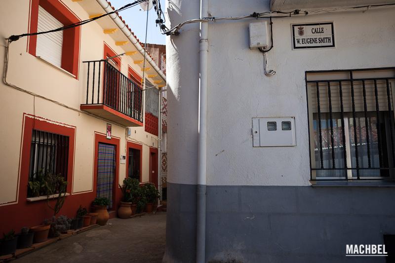 Calle y cartel de la calle Eugene Smith. Deleitosa, Extremadura, España