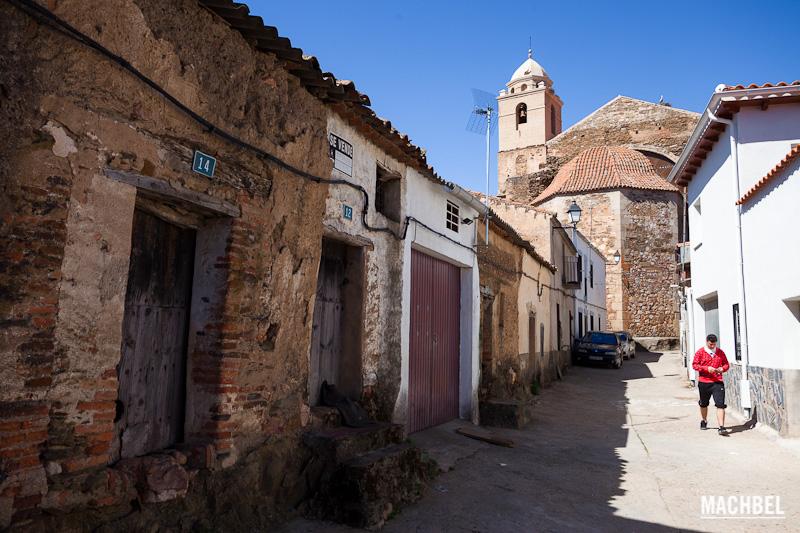 Chico con ropa roja paseando por una calle de Deleitosa, Extremadura, España