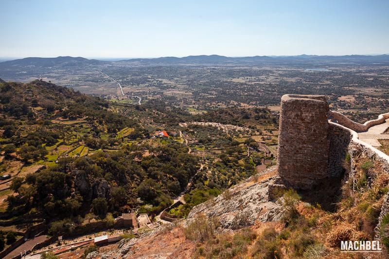 Vistas a los campos y la dehesa extremeña desde el castillo de Montánchez, Montánchez, Extremadura