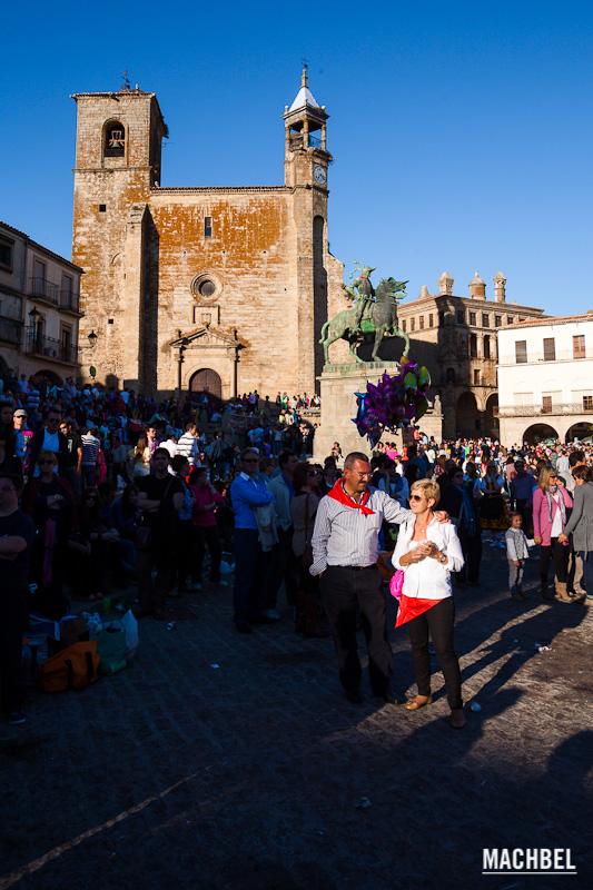 Pareja de adultos iluminados por el sol durante la fiesta del Chíviri en Trujillo, Extremadura