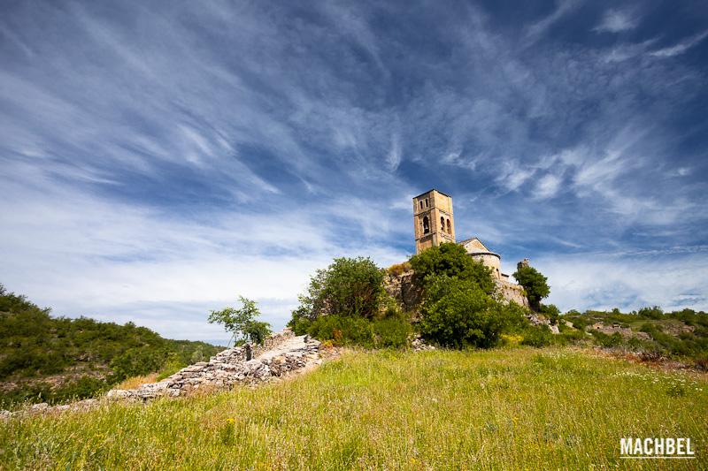Iglesia de la VIrgen de Baldós bajo un cielo con finas nubes en Montañana, Aragón, España