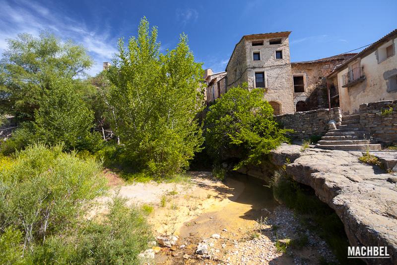 Balcón a orillas del río que pasa por el pueblo de Montañana, Aragón, España