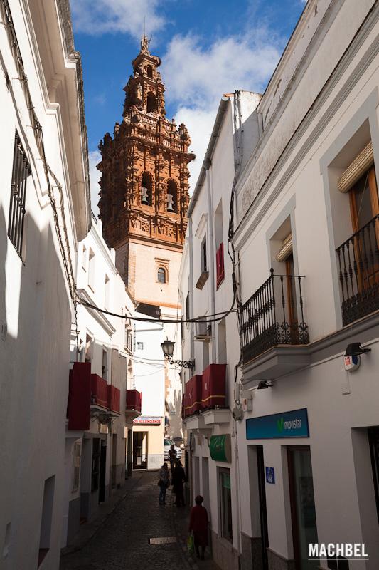 Callejuela con gente paseando, vista de la iglesia de San Miguel al fondo. Jerez de los Caballeros, Extremadura