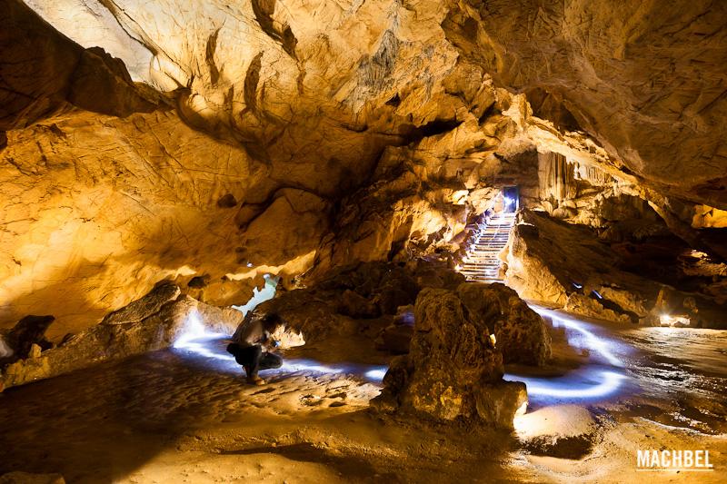 Cueva el Castillo con pinturas rupestres. Cantabria, España