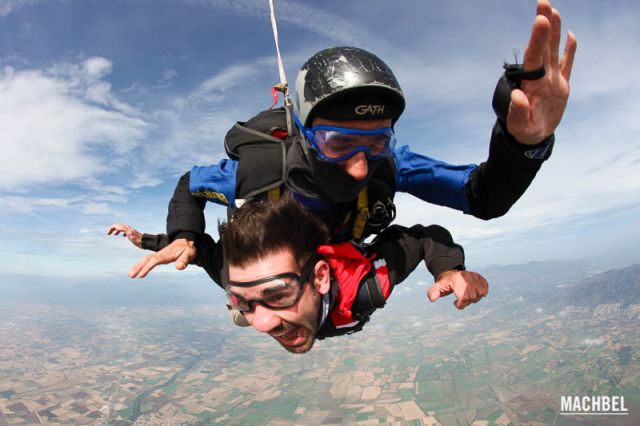 Salto tándem en paracaídas con Skydive Empuriabrava sobre la Costa Brava, Cataluña, España