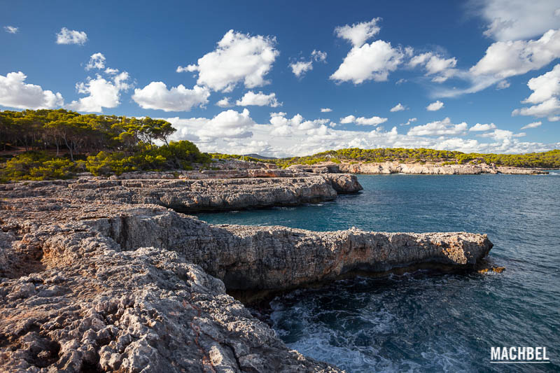 Cala Mondragó, con cala S´Amarador y Caló de sa Font de n´Alis. Paraje Natural con playa en Islas Baleares, España