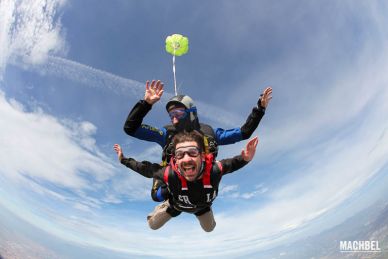 Salto tándem en paracaídas con Skydive Empuriabrava sobre la Costa Brava, Cataluña, España