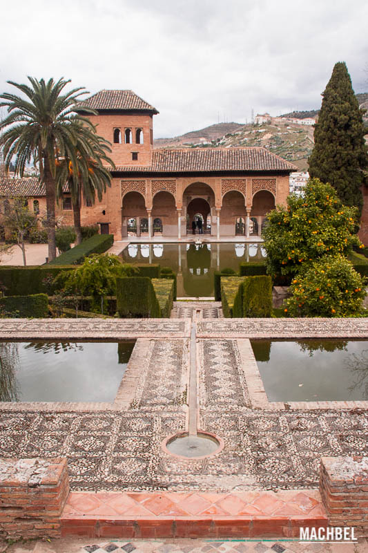 Visita a la Alhambra de Granada, cerca de Sierra Nevada. Andalucía, España.