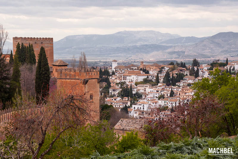 Visita a la Alhambra de Granada, cerca de Sierra Nevada. Andalucía, España.