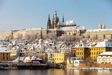 Praga con nieve en el invierno. República Checa