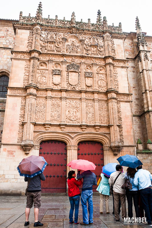 Turistas delante de la fachada de la antigua Universidad de Salamanca. Castilla y León. España