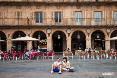 Pareja comiendo helados en Salamanca