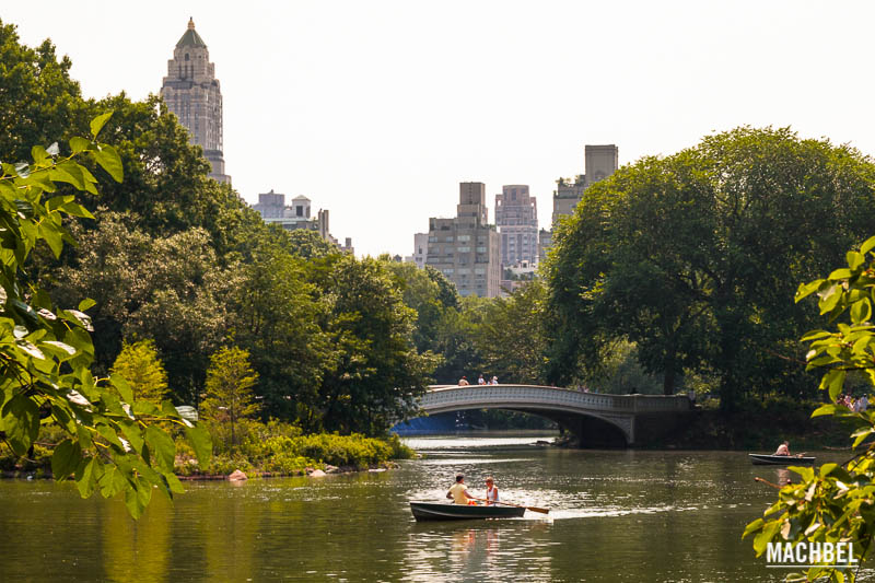 Pareja en barca en Central Park, New York, Estados Unidos