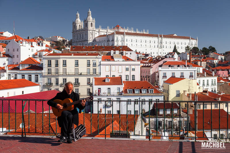 Música tocando la guitarra en un mirador de Lisboa