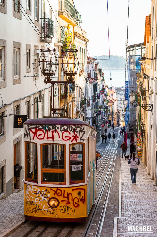 Bairro Alto de Lisboa, escenas de calle. Portugal- by machbel