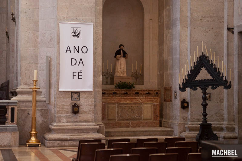 Cosas raras en edificios religiosos. Iglesia en Campo de Santa Clara, Lisboa, Portugal - by machbel