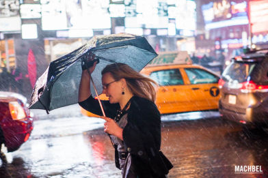 Chica escapando del temporal en New York - by machbel