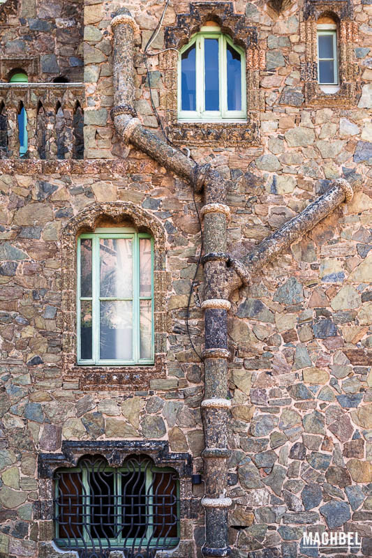 Visita a la torre Bellesguard o Casa Figueres, Gaudí en Barcelona, Cataluña, España - by machbel