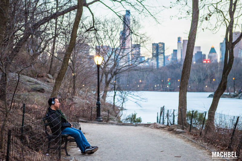 Hombre descansando en Central Park en invierno