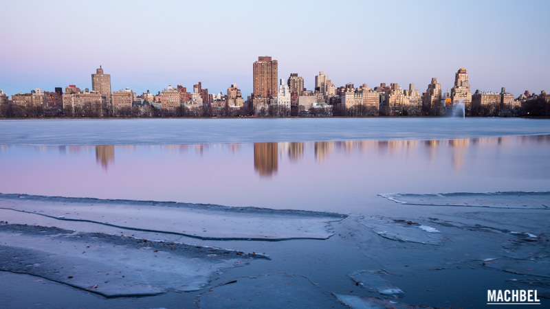 Lago Jaqueline Onassis de Central Park congelado