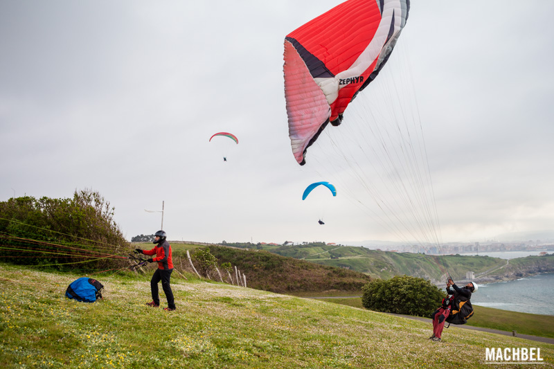 Volando en parapente sobre la costa de Gijón Asturias by machbel
