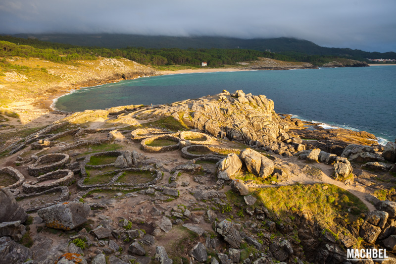 Atardecer espectacular en la zona de Queiruga con vistas al Castro de Baroña – colores intensos y mar en calma