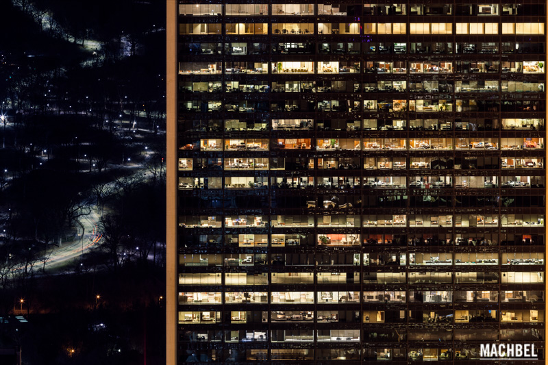 Oficinas de noche en rascacielos de New York USA by machbel