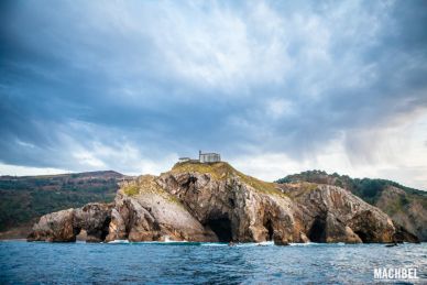 Iglesia de San Juan de Gaztelugatxe desde el mar. Euskadi by machbel