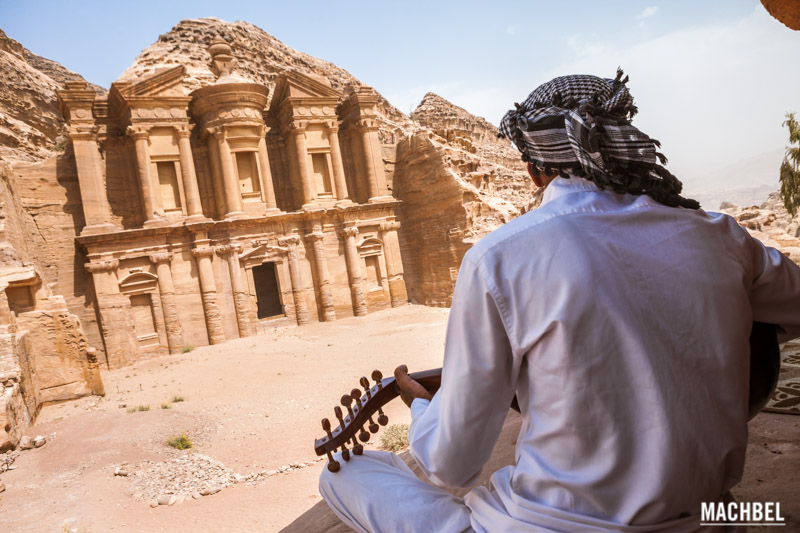 Beduino tocando un instrumento delante del monasterio