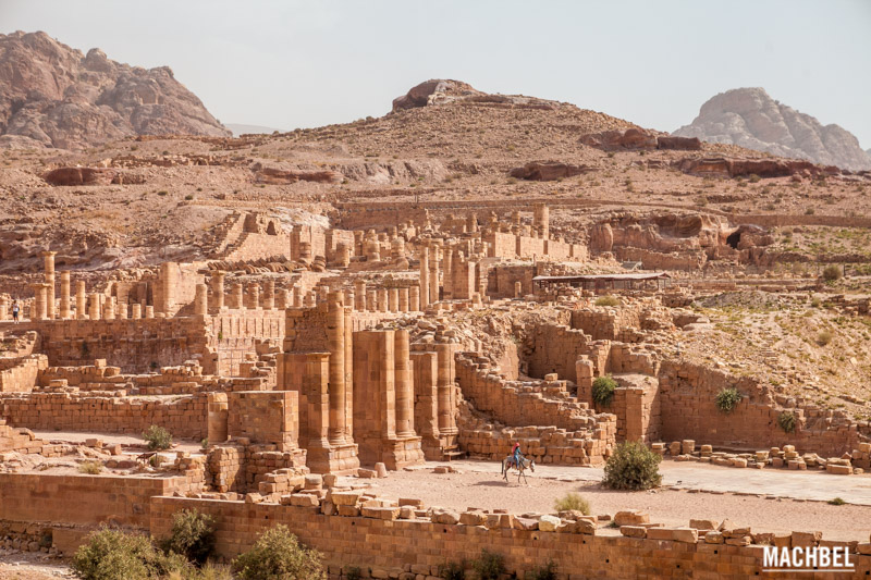 Calle de las columnas y templo de Petra Jordania