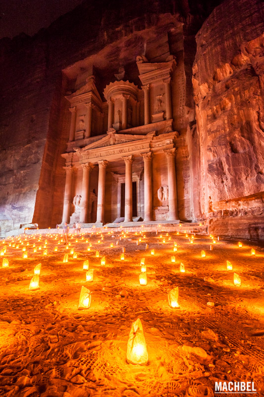 Tesoro de Petra de noche con luces de candeles