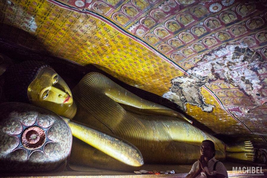Buda del Templo de Oro de Dambulla con Peregrina