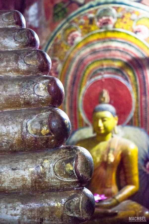 Pies y estatua de Buda en el Templo de Oro de Dambulla
