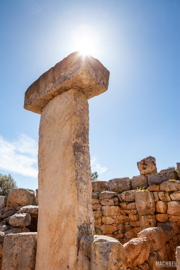 Contraluz de dólmen en poblado Talayótico de Torre D´En Galmés Menorca