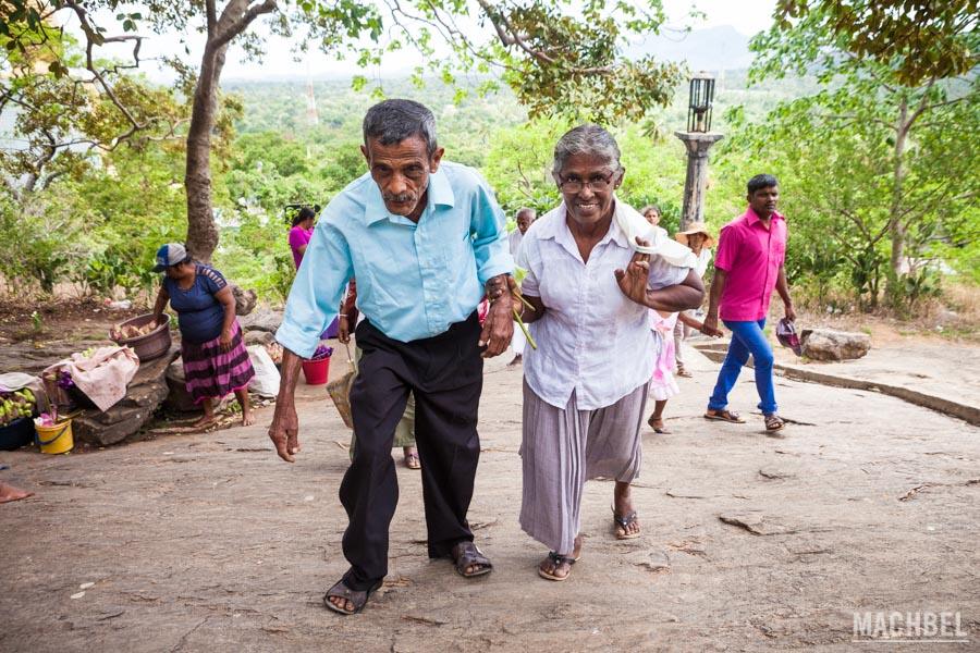 Pareja de ancianos subiendo al Templo de Oro de Dambulla en Sri Lanka