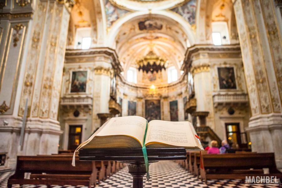 Libro e interior de la basílica iglesia de Santa María Maggiore